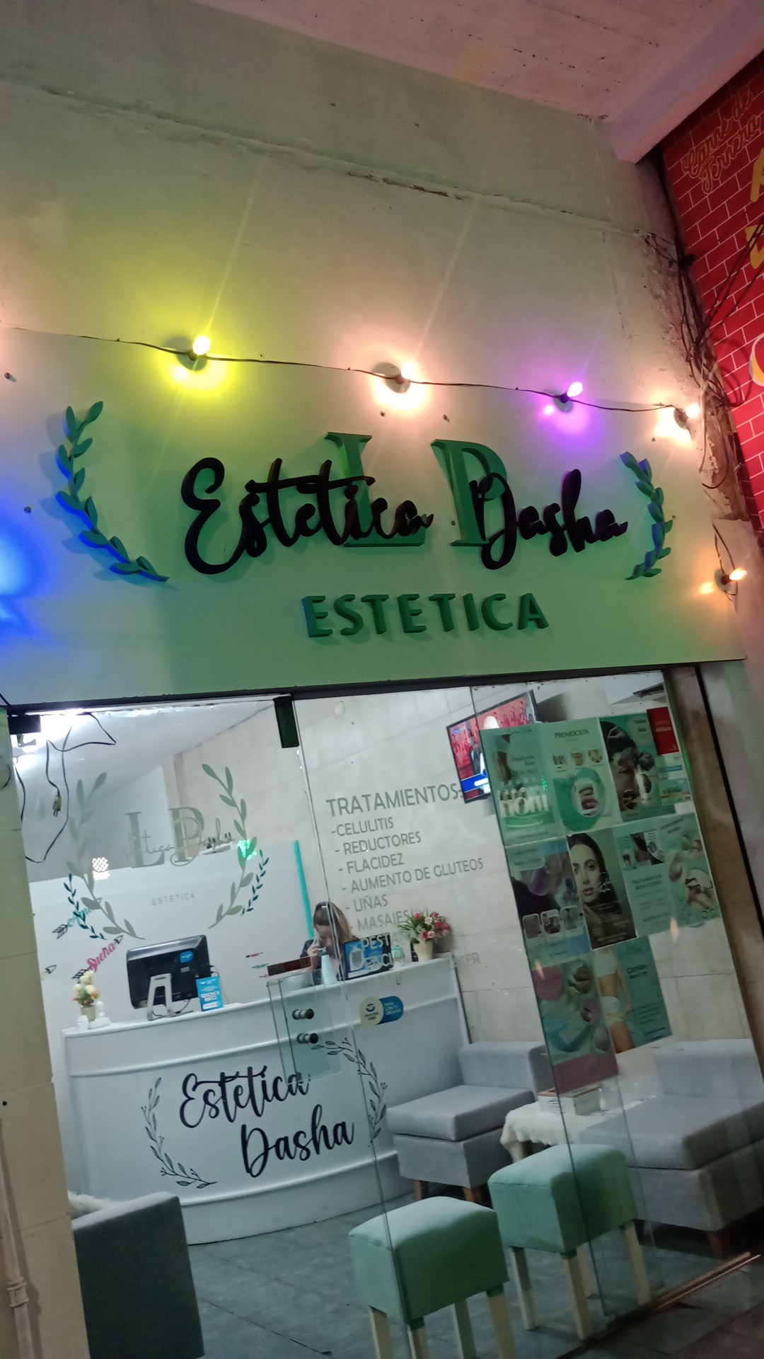Fachada e interior de Estetica Dasha